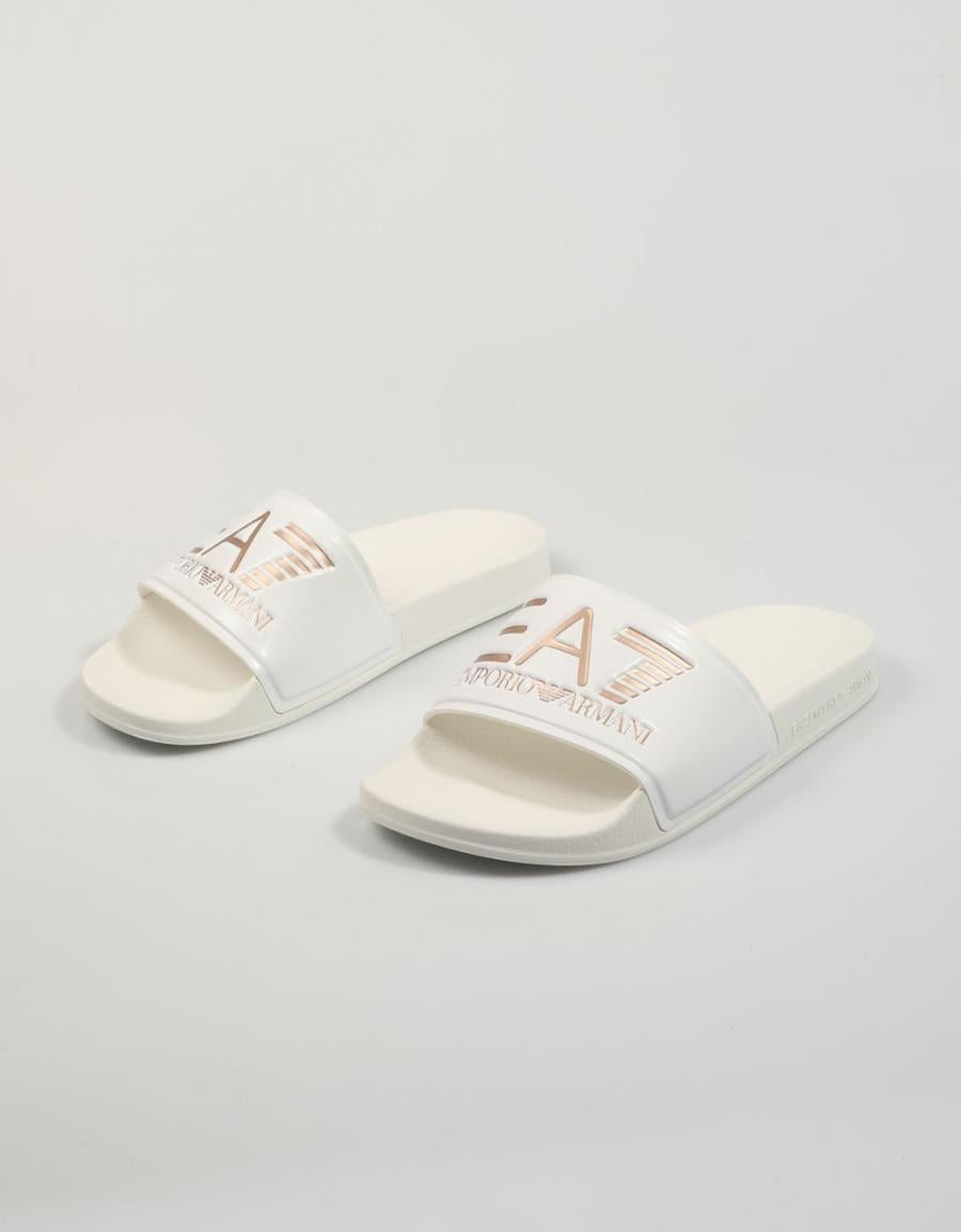 CHANCLAS ARMANI EXCHANGE XCP001 en color Blanco