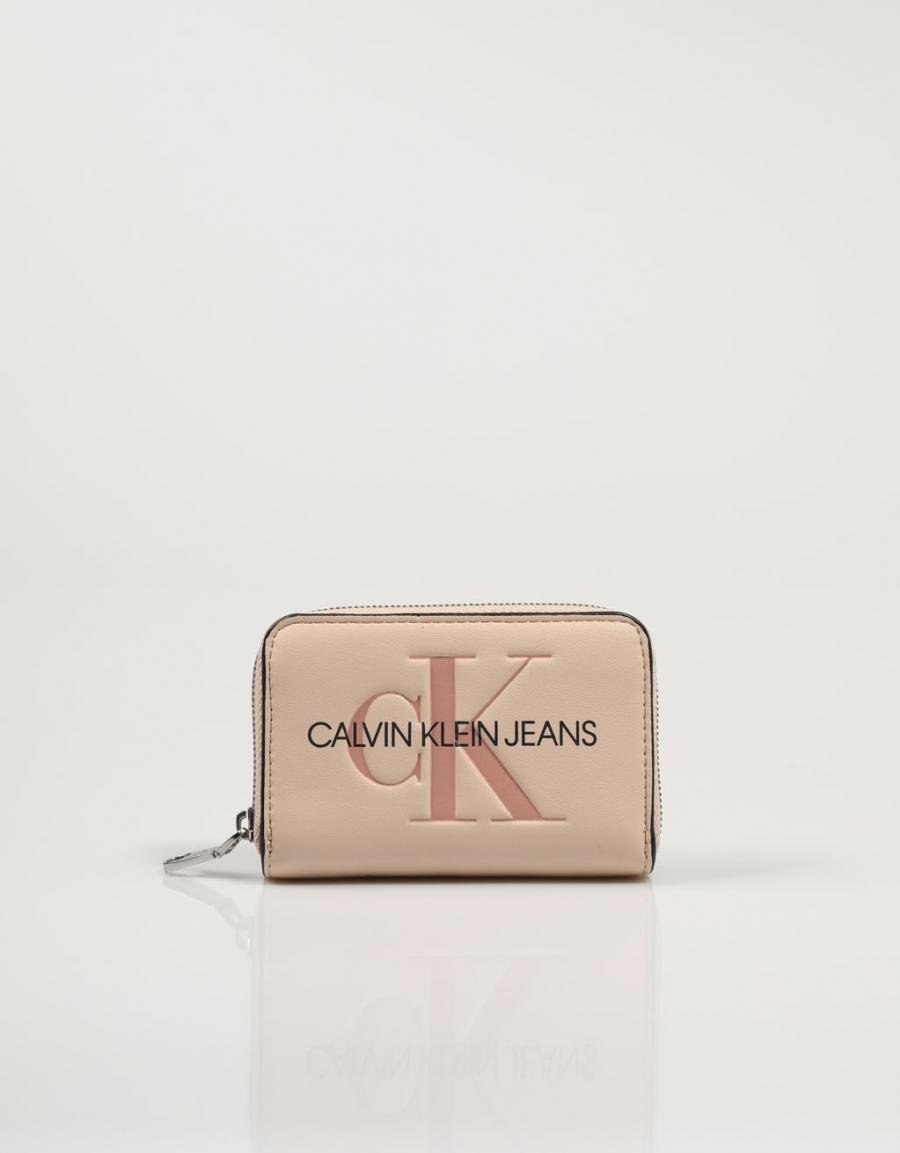 CARTERA CALVIN KLEIN SCULPTED en color Beige