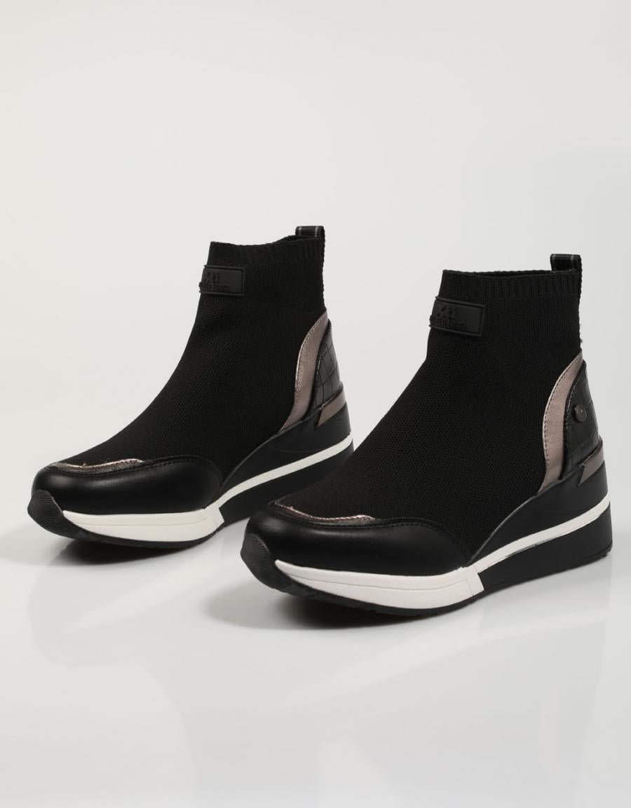 ZAPATILLAS XTI 43271 en color Negro