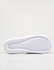 CHANCLAS NIKE VICTORI ONE en color Blanco