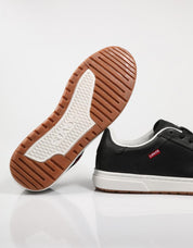ZAPATILLAS LEVIS PIPER en color Negro