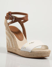SANDALIAS TOMMY HILFIGER ELEVATED TH LEATHER WEDGE SANDAL en color Blanco
