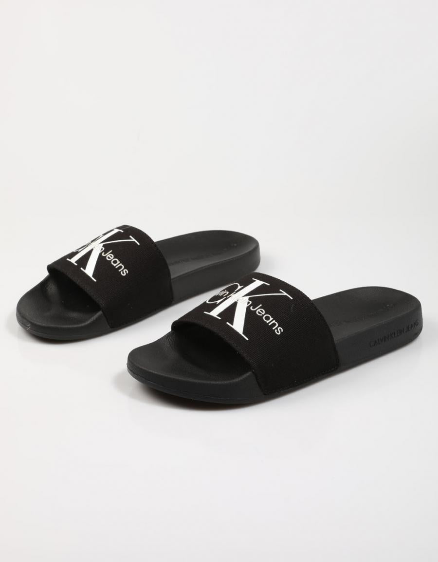 CHANCLAS CALVIN KLEIN SLIDE en color Negro