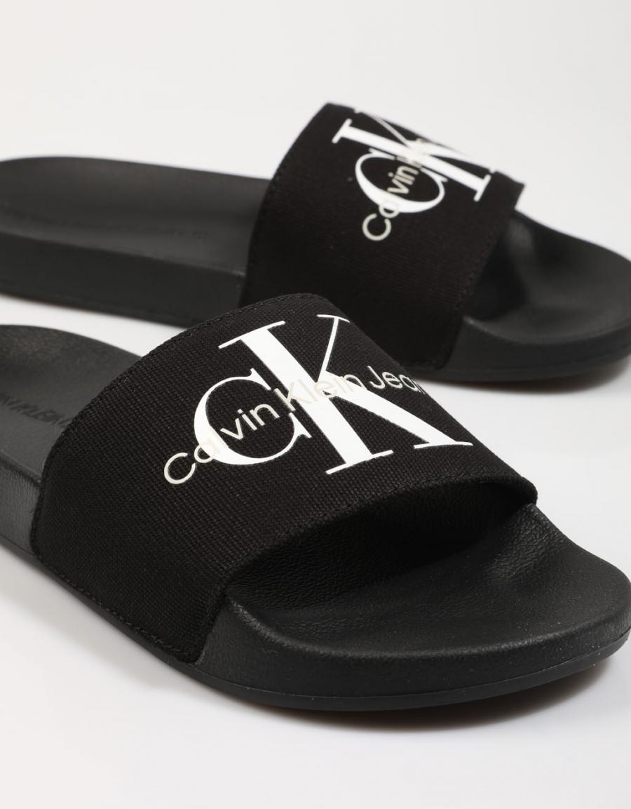 CHANCLAS CALVIN KLEIN SLIDE en color Negro