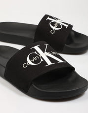 CHANCLAS CALVIN KLEIN SLIDE en color Negro