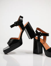 SANDALIAS CHIO 8205 en color Negro