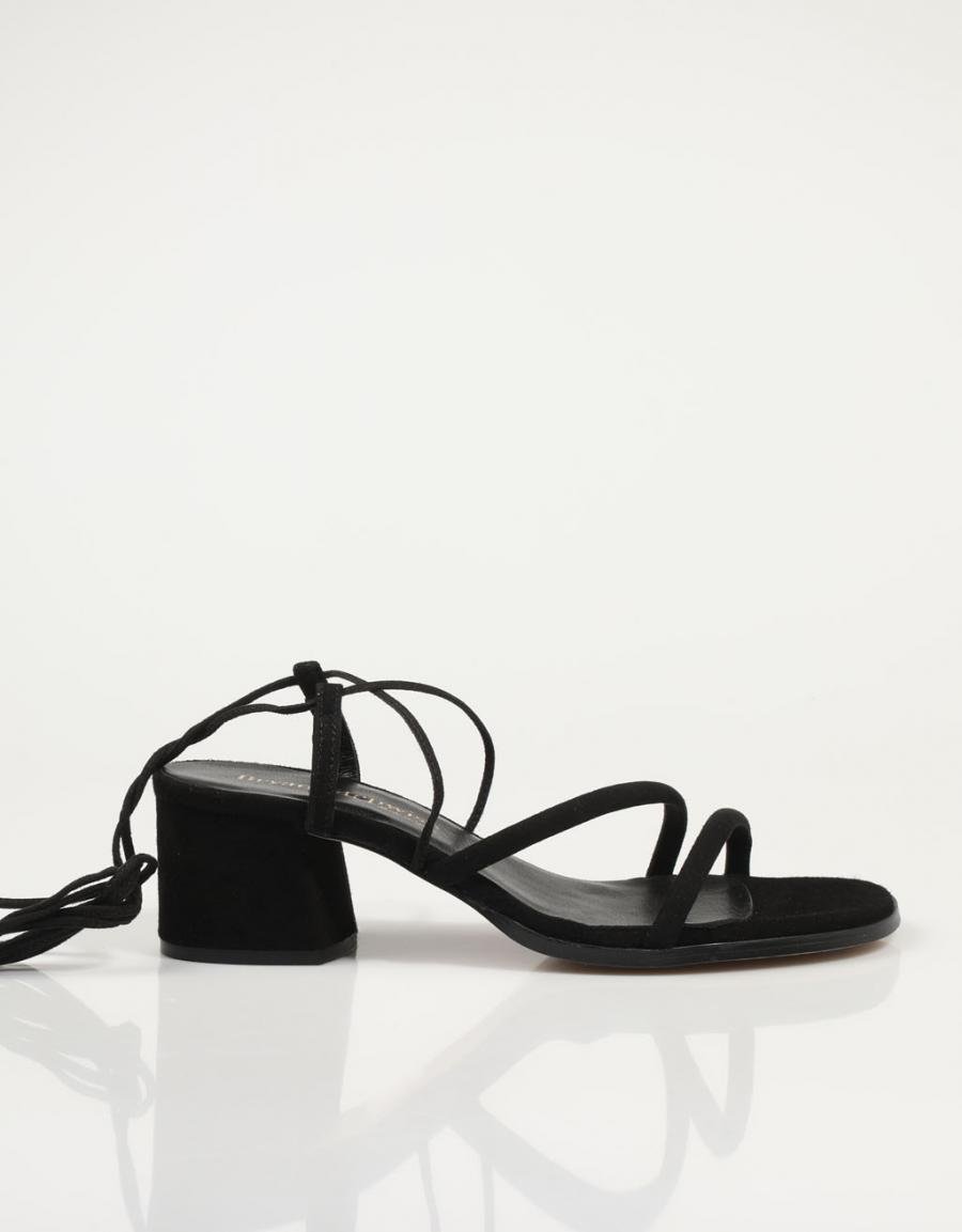 SANDALIAS BRYAN 2605 en color Negro
