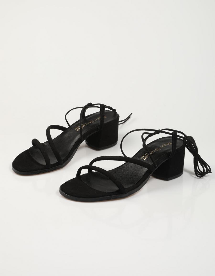 SANDALIAS BRYAN 2605 en color Negro