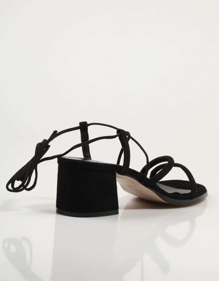 SANDALIAS BRYAN 2605 en color Negro