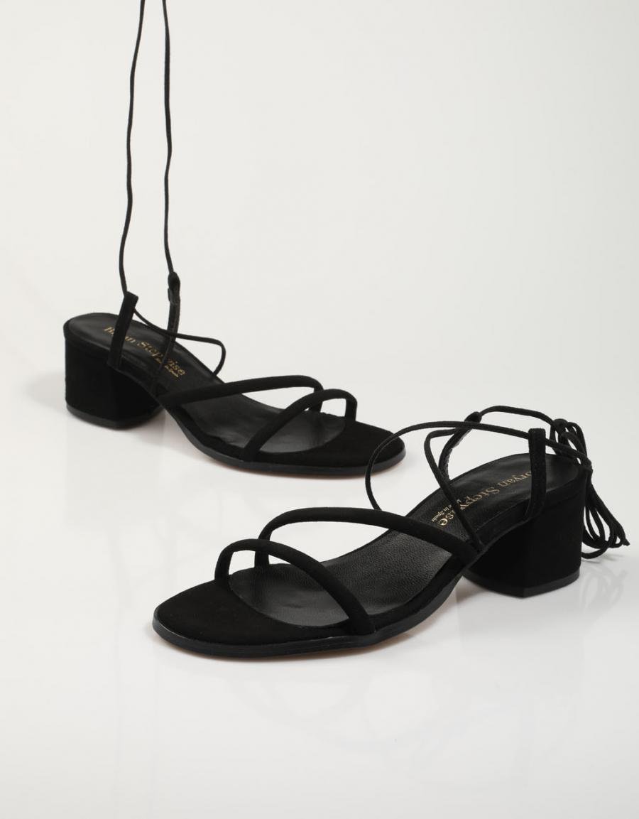 SANDALIAS BRYAN 2605 en color Negro
