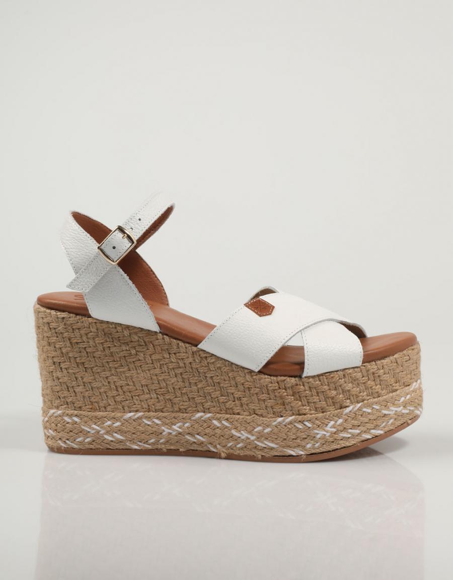 SANDALIAS POPA PANGLAO PIEL en color Blanco
