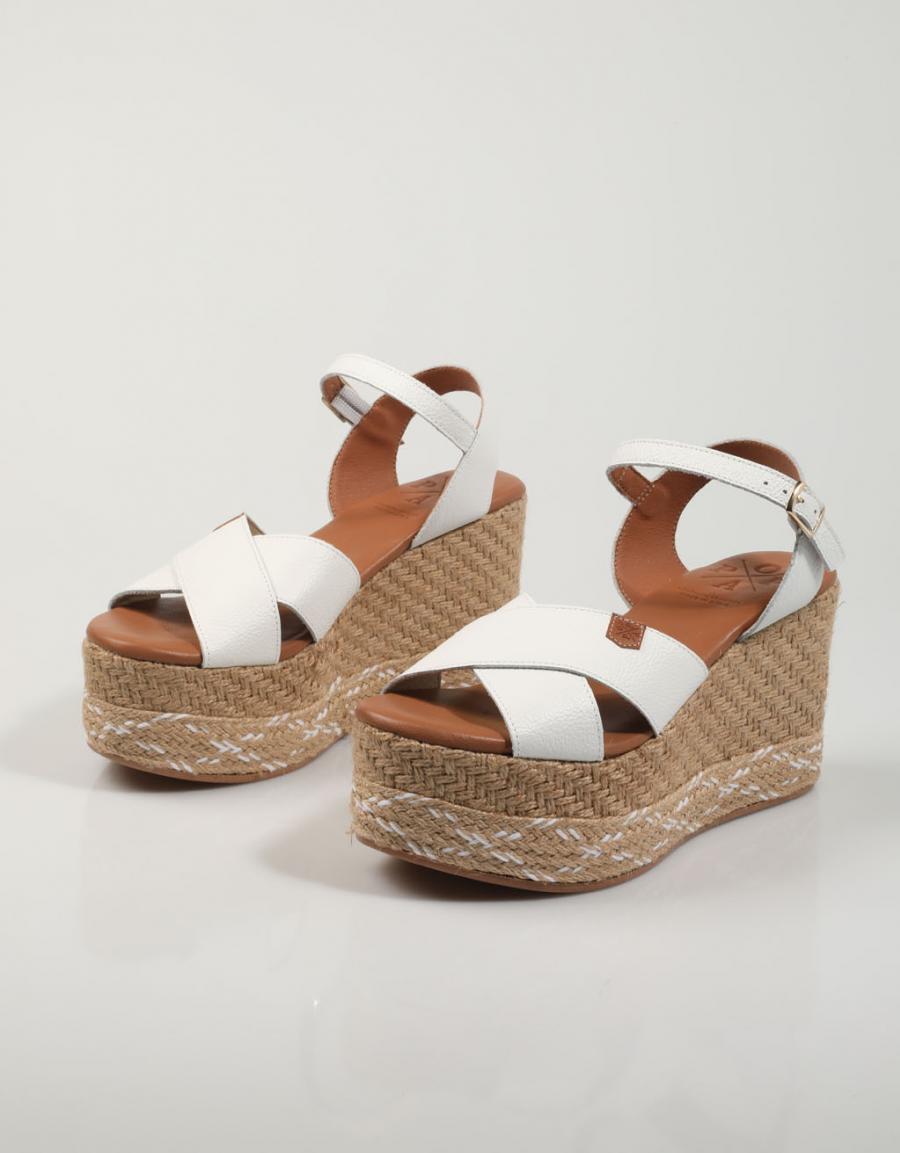 SANDALIAS POPA PANGLAO PIEL en color Blanco