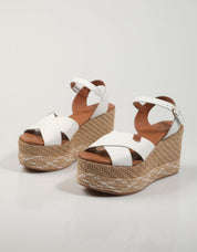 SANDALIAS POPA PANGLAO PIEL en color Blanco