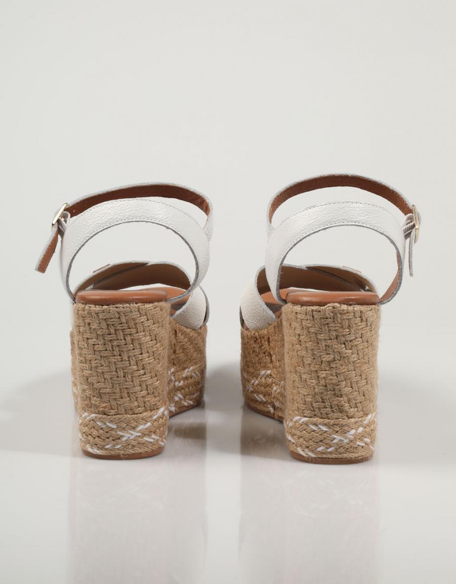 SANDALIAS POPA PANGLAO PIEL en color Blanco
