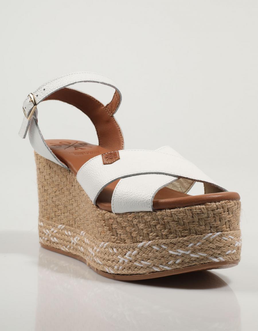 SANDALIAS POPA PANGLAO PIEL en color Blanco