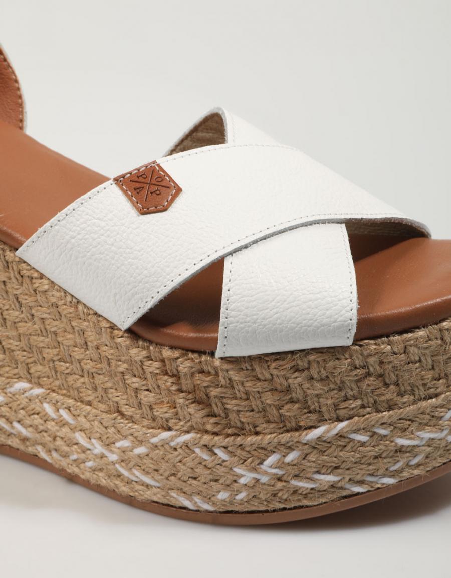 SANDALIAS POPA PANGLAO PIEL en color Blanco