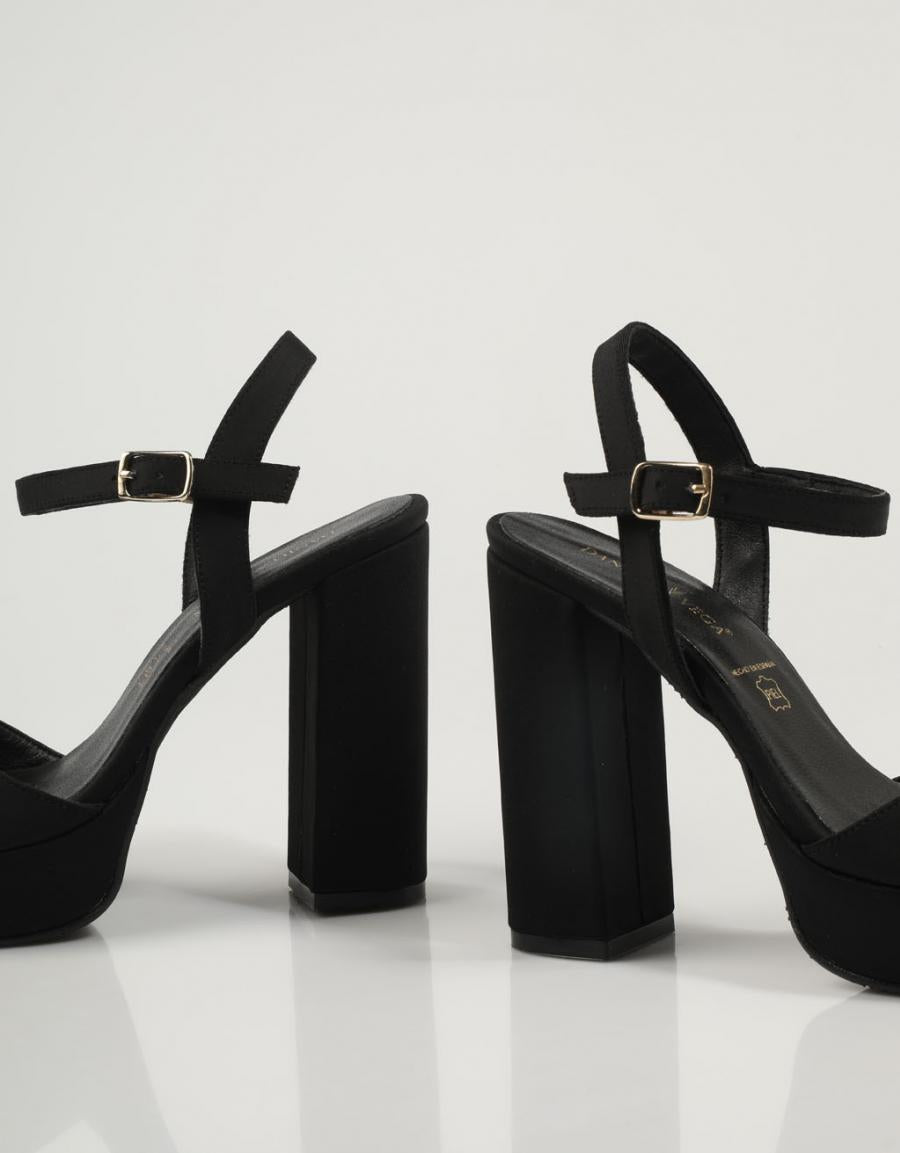 SANDALIAS DANIELA VEGA 1819 en color Negro