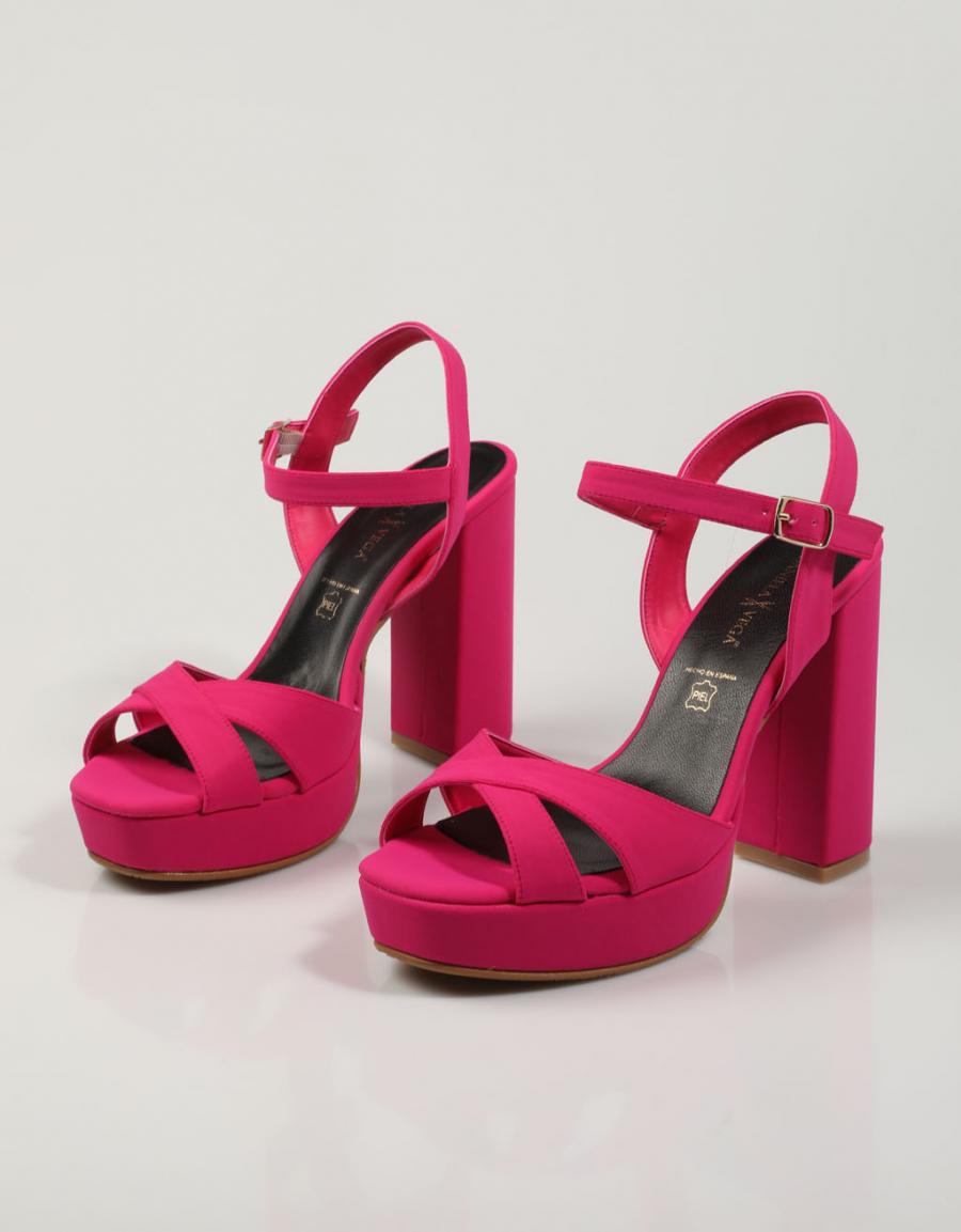 SANDALIAS DANIELA VEGA 1819 en color Fuxia