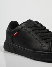 ZAPATILLAS LEVIS PIPER en color Negro