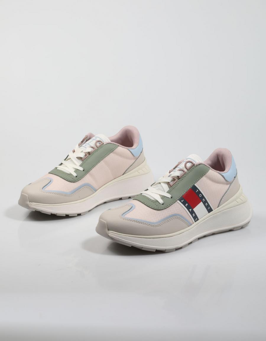 ZAPATILLAS TOMMY HILFIGER TOMMY JEANS FASHION RETRO RUN en color Beige