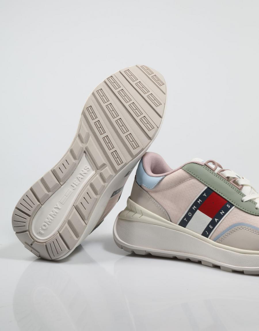 ZAPATILLAS TOMMY HILFIGER TOMMY JEANS FASHION RETRO RUN en color Beige