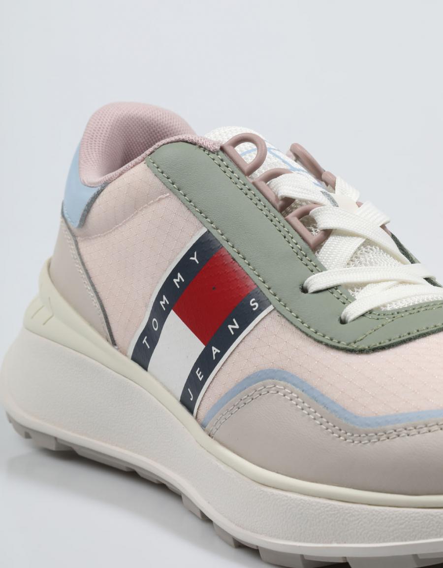 ZAPATILLAS TOMMY HILFIGER TOMMY JEANS FASHION RETRO RUN en color Beige