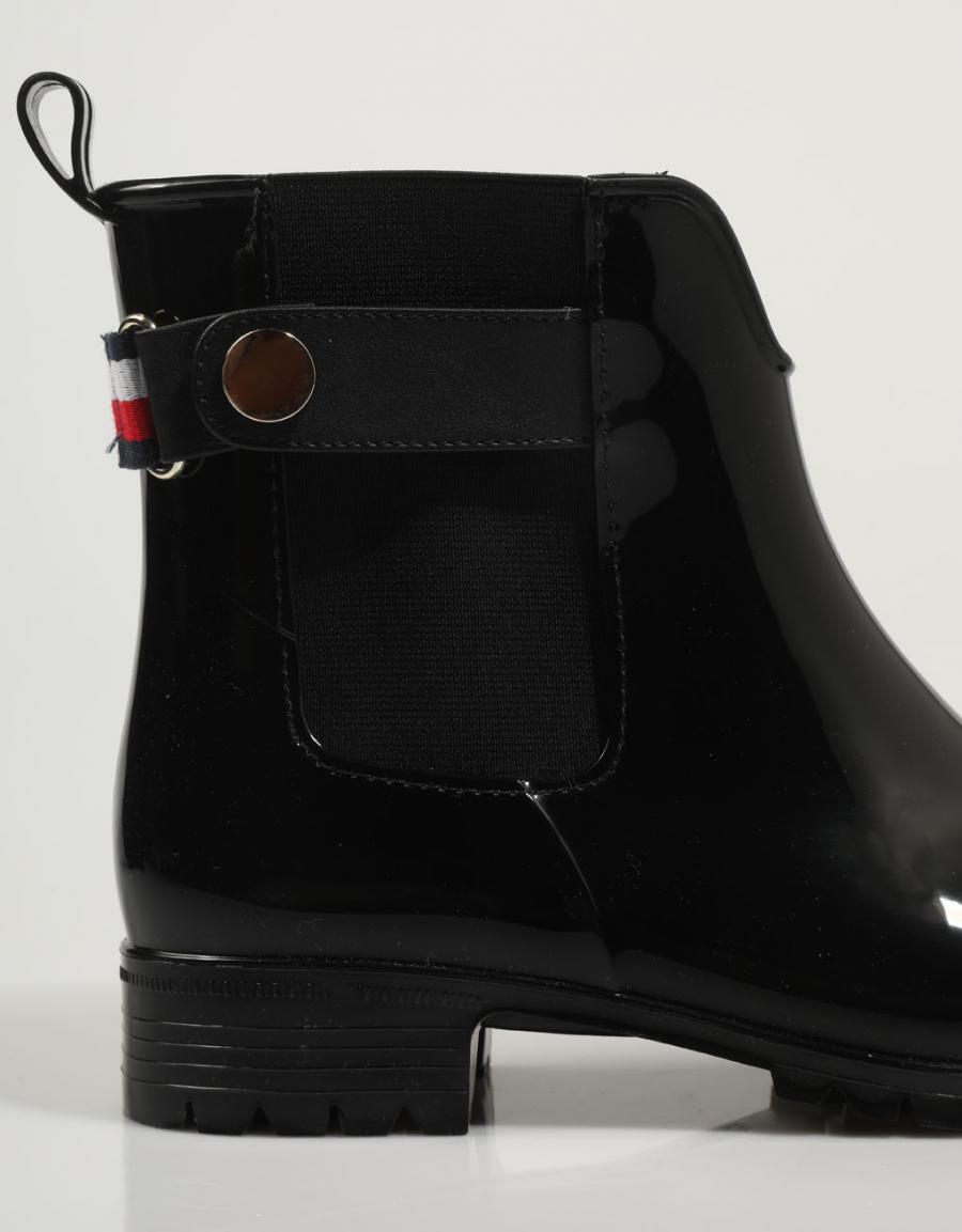 BOTINES TOMMY HILFIGER ANKLE RAINBOOT WITH METAL DETAIL en color Negro