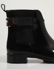 BOTINES TOMMY HILFIGER ANKLE RAINBOOT WITH METAL DETAIL en color Negro