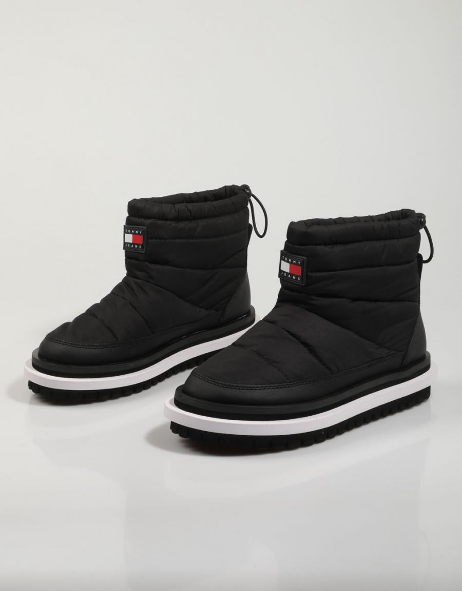 BOTINES TOMMY HILFIGER PADDED TOMMY JEANS WMNS BOOT en color Negro