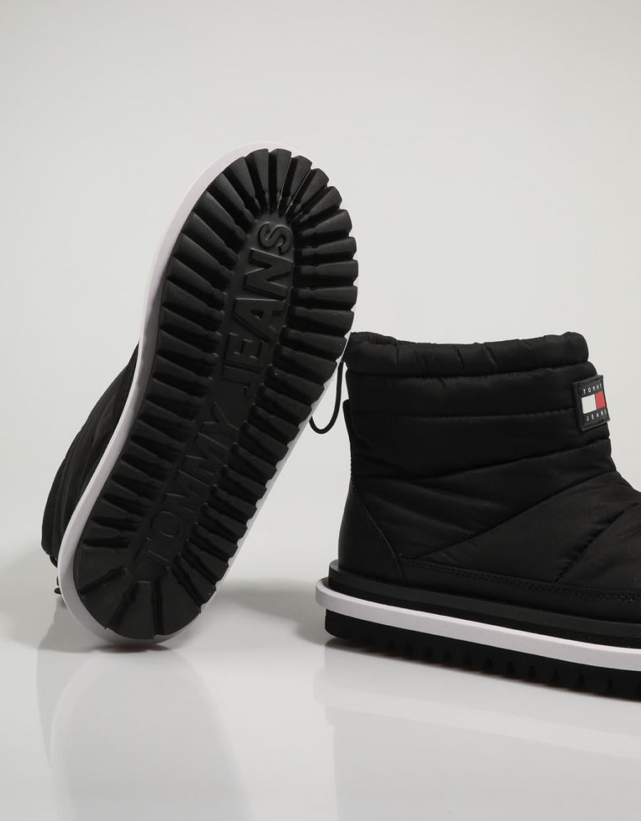 BOTINES TOMMY HILFIGER PADDED TOMMY JEANS WMNS BOOT en color Negro