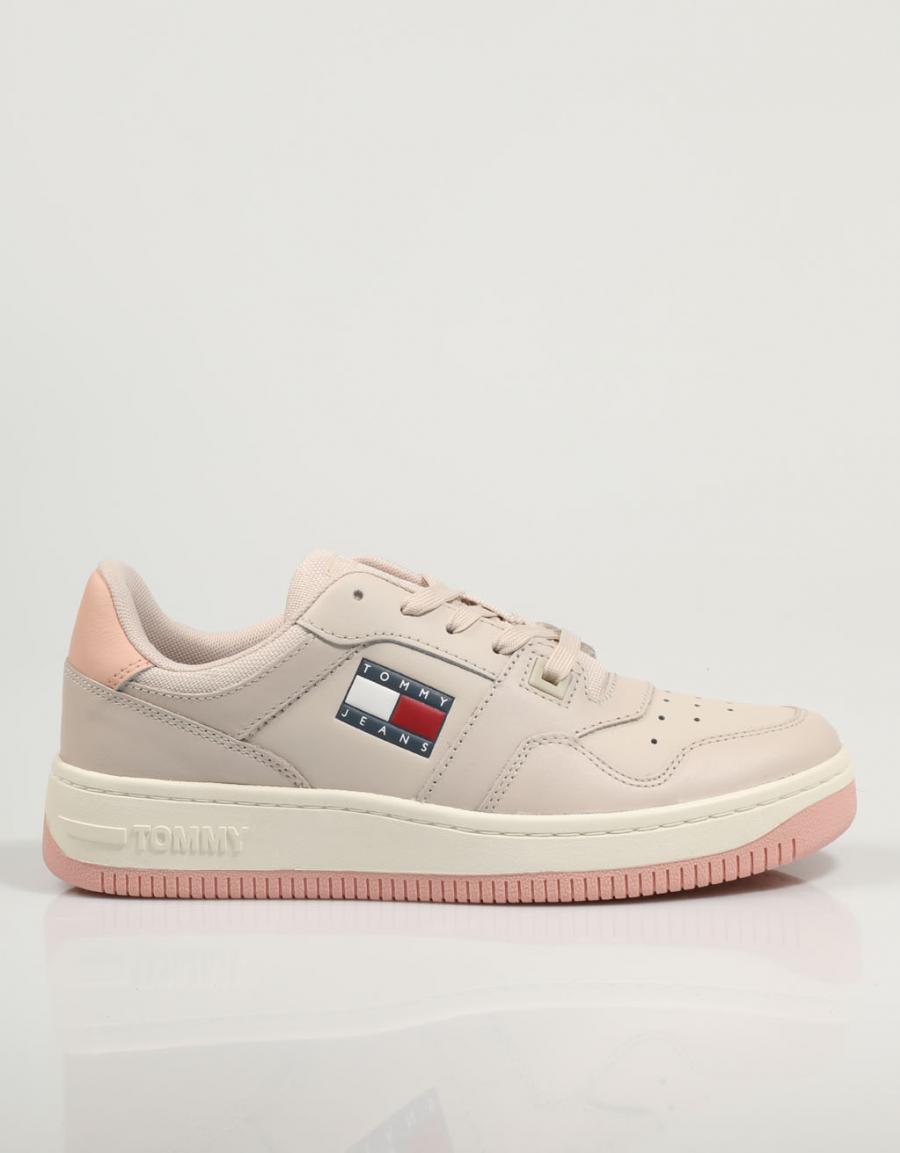 ZAPATILLAS TOMMY HILFIGER TOMMY JEANS RETRO BASKET WMN en color Beige