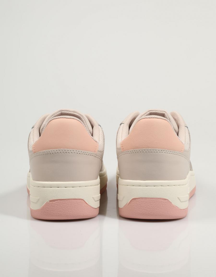 ZAPATILLAS TOMMY HILFIGER TOMMY JEANS RETRO BASKET WMN en color Beige