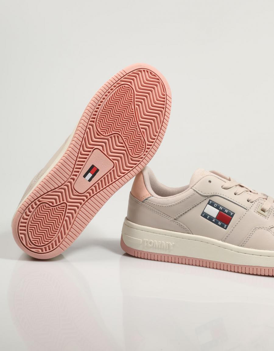 ZAPATILLAS TOMMY HILFIGER TOMMY JEANS RETRO BASKET WMN en color Beige