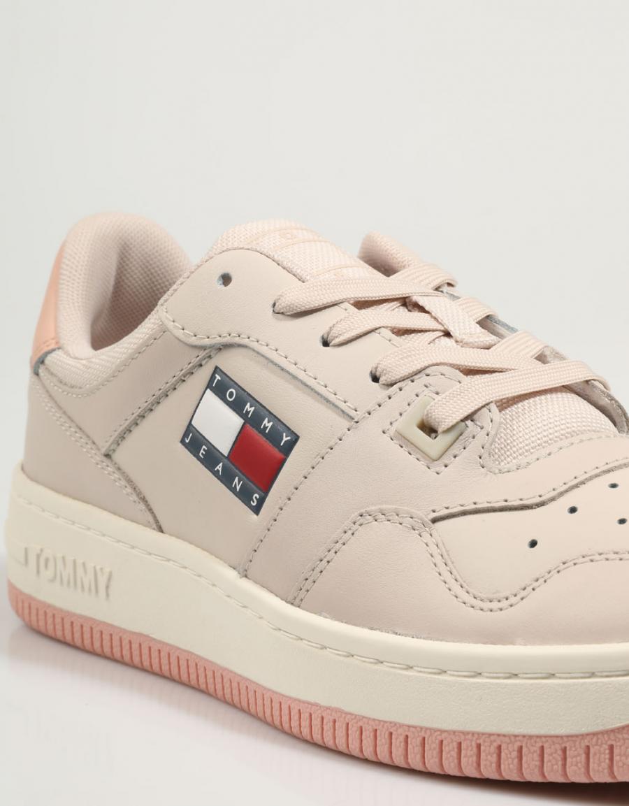 ZAPATILLAS TOMMY HILFIGER TOMMY JEANS RETRO BASKET WMN en color Beige