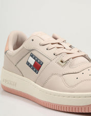 ZAPATILLAS TOMMY HILFIGER TOMMY JEANS RETRO BASKET WMN en color Beige