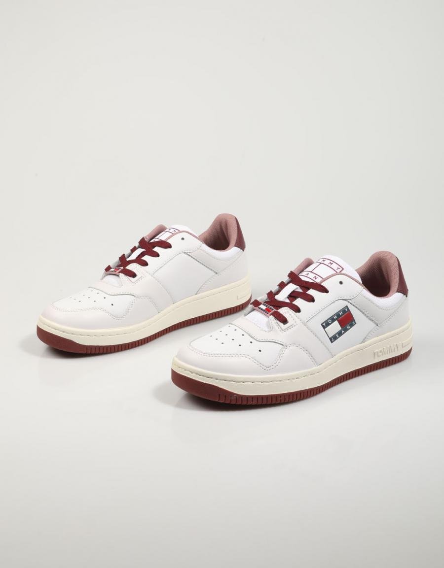 ZAPATILLAS TOMMY HILFIGER TOMMY JEANS RETRO LOW BASKET en color Blanco