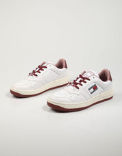 ZAPATILLAS TOMMY HILFIGER TOMMY JEANS RETRO LOW BASKET en color Blanco