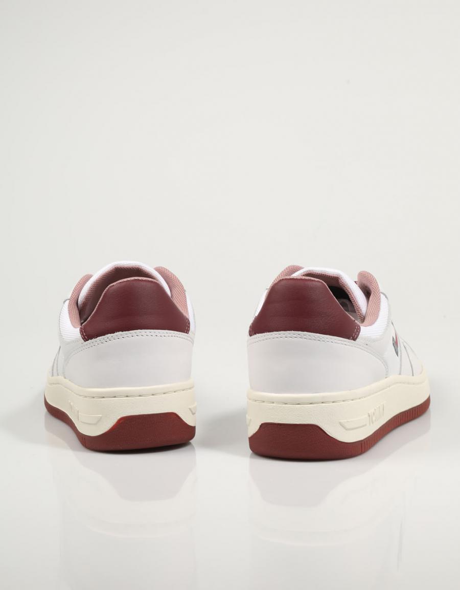 ZAPATILLAS TOMMY HILFIGER TOMMY JEANS RETRO LOW BASKET en color Blanco