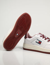 ZAPATILLAS TOMMY HILFIGER TOMMY JEANS RETRO LOW BASKET en color Blanco