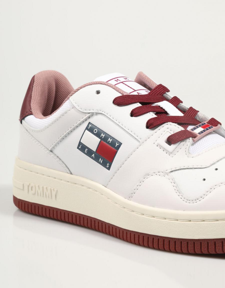 ZAPATILLAS TOMMY HILFIGER TOMMY JEANS RETRO LOW BASKET en color Blanco
