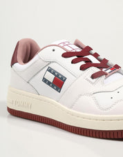 ZAPATILLAS TOMMY HILFIGER TOMMY JEANS RETRO LOW BASKET en color Blanco