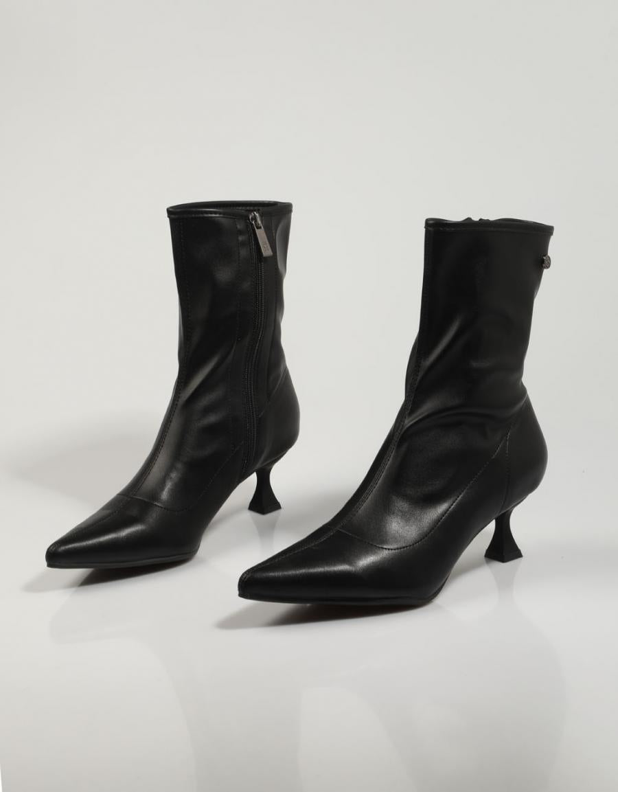 BOTINES XTI 140455 en color Negro