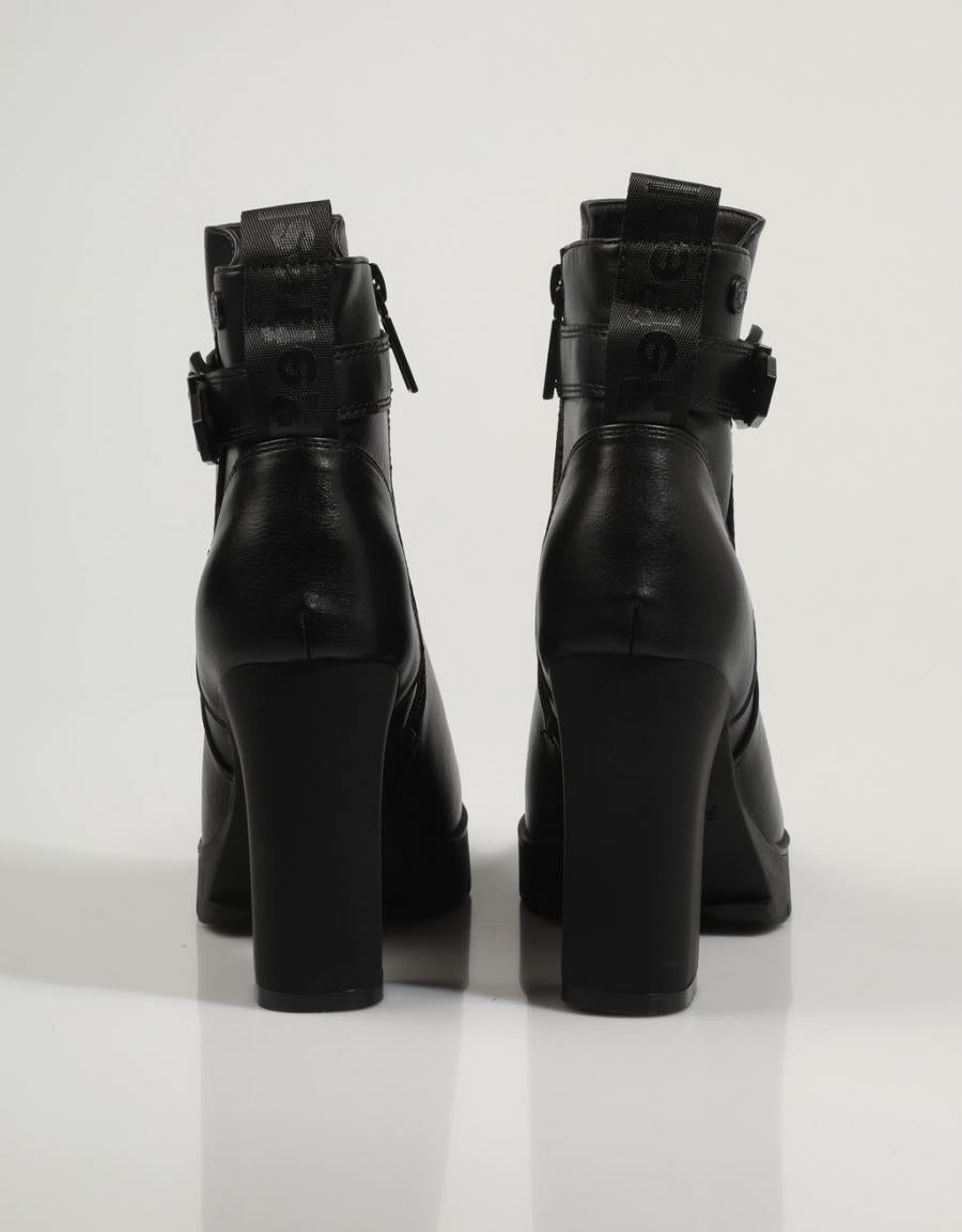 BOTINES REFRESH 170445 en color Negro