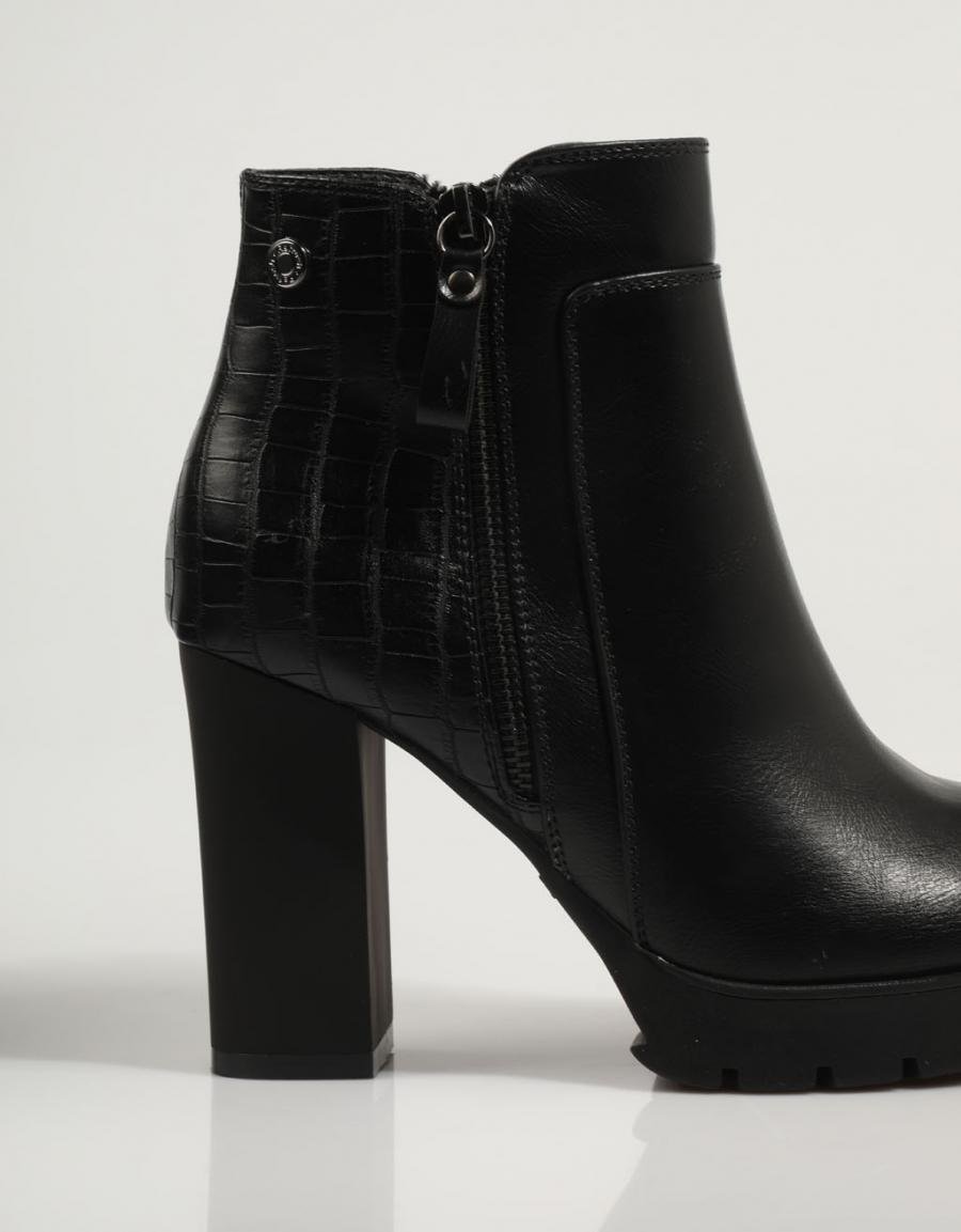 BOTINES REFRESH 170432 en color Negro