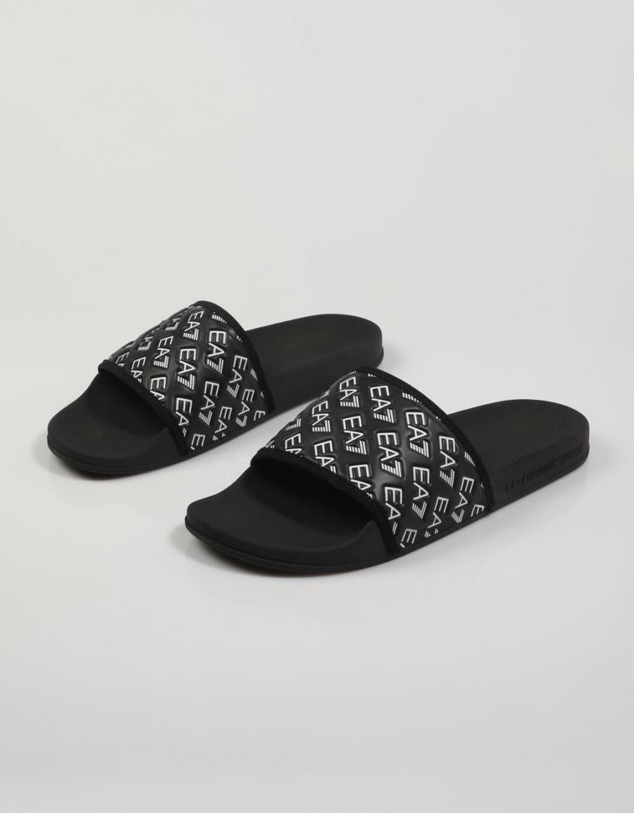 CHANCLAS ARMANI EA7 XCP010 en color Negro