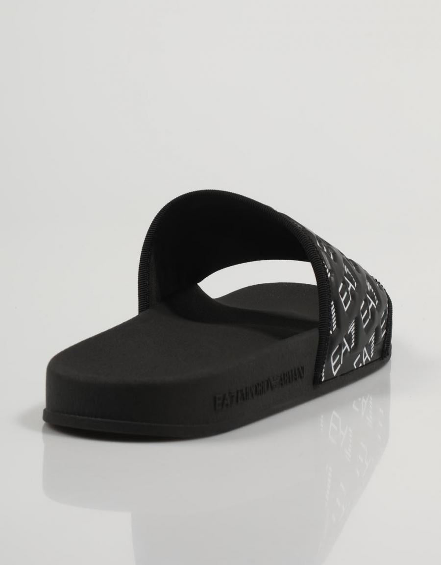 CHANCLAS ARMANI EA7 XCP010 en color Negro