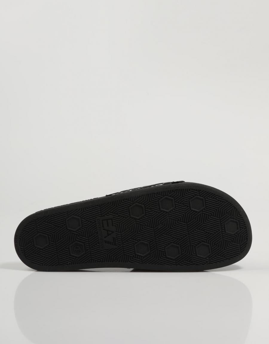 CHANCLAS ARMANI EA7 XCP010 en color Negro