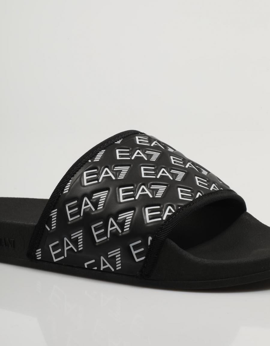 CHANCLAS ARMANI EA7 XCP010 en color Negro