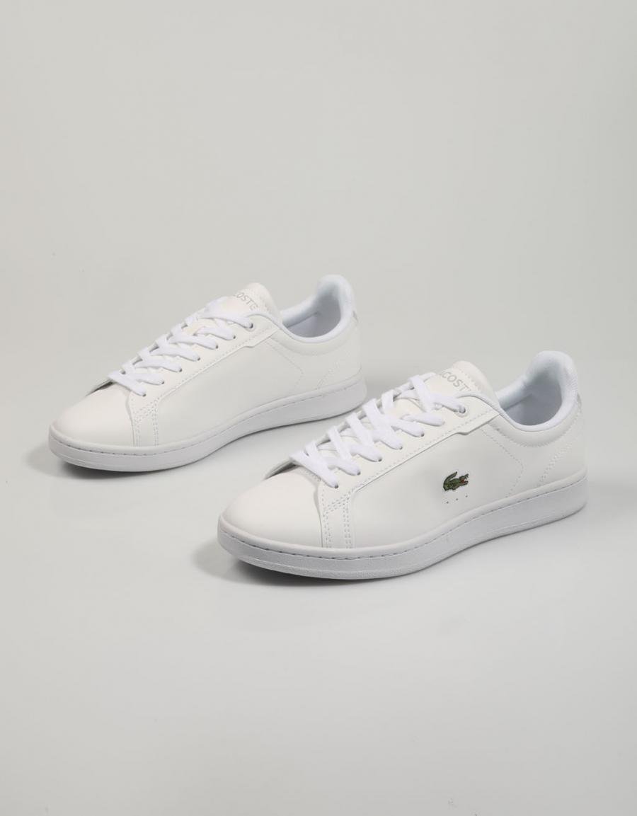 ZAPATILLAS LACOSTE CARNABY en color Blanco