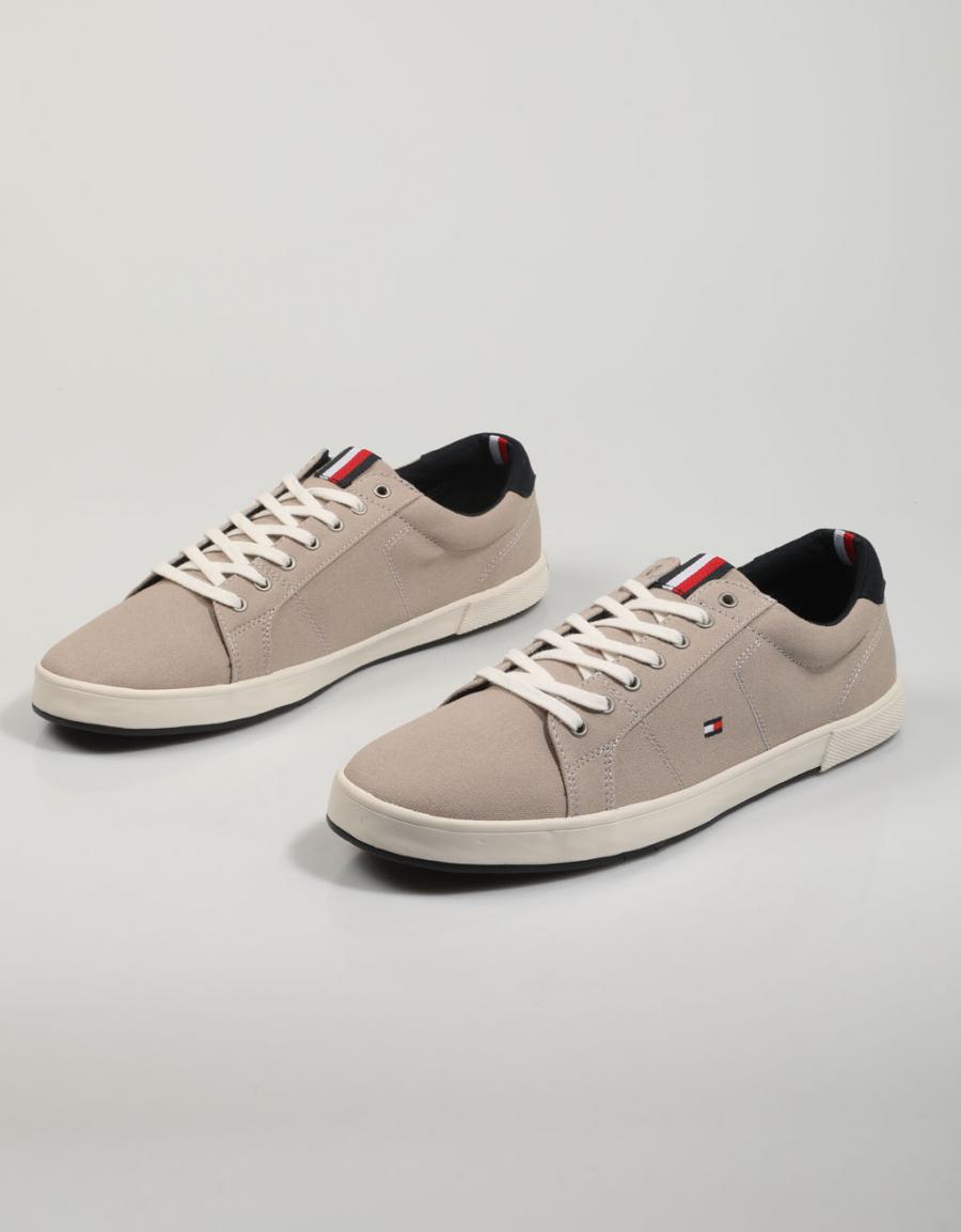 ZAPATILLAS TOMMY HILFIGER ICONIC en color Beige
